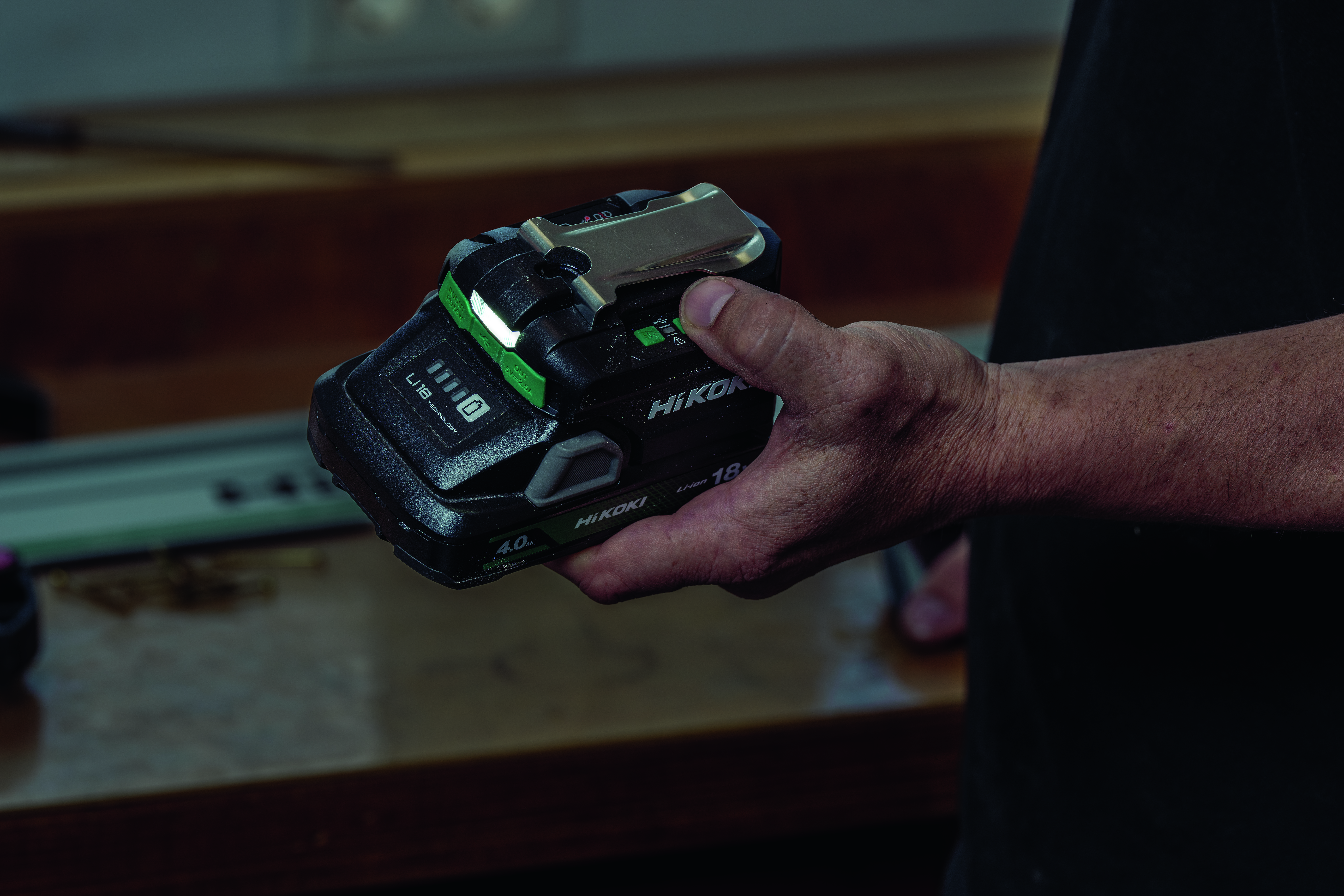 Hikoki 18V/36V Li-ion Accu USB Adapter mit Ladefunktion und Lampe Hikoki 18V/36V Li-ion Accu USB Adapter mit Ladefunktion und Lampe