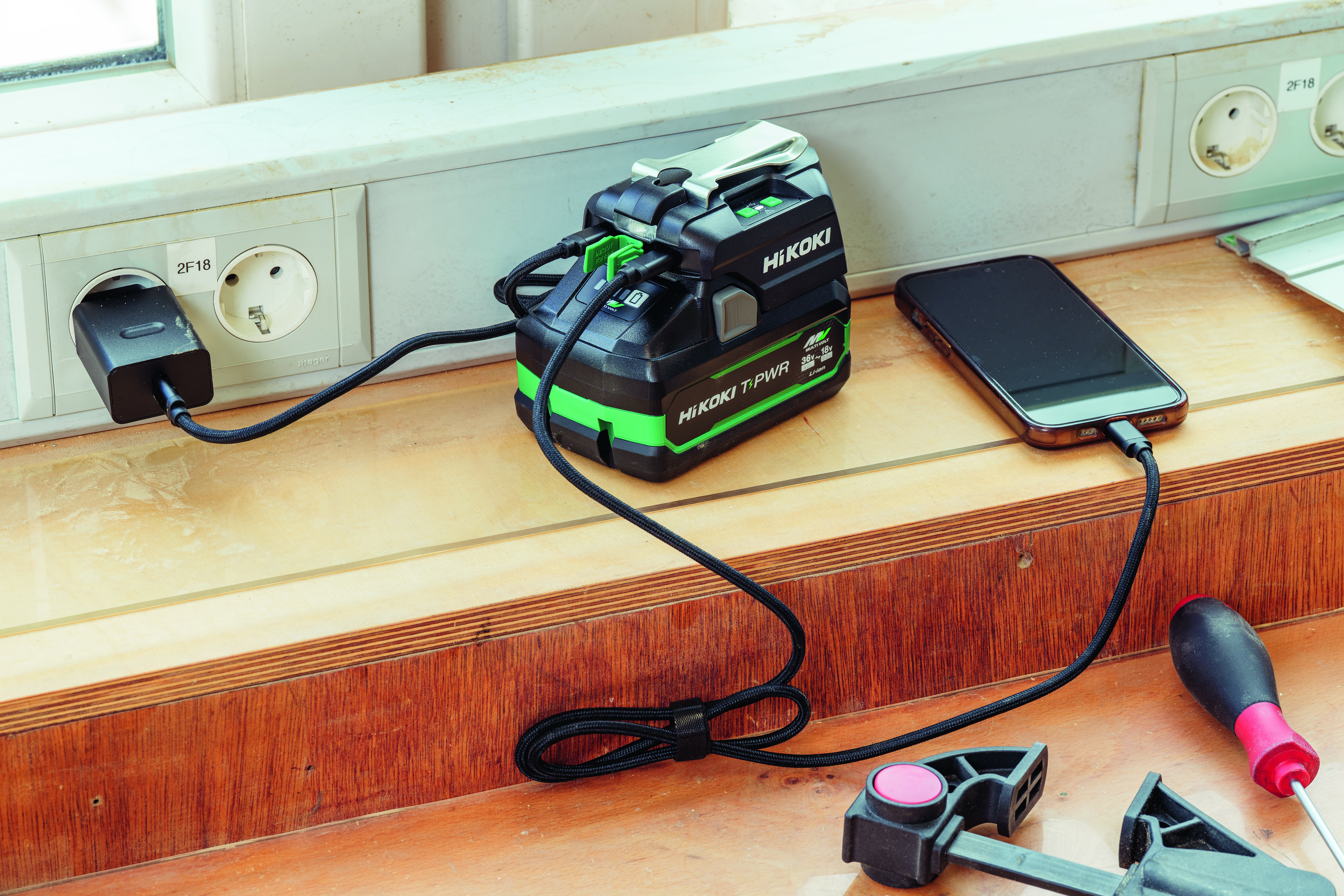 18V/36V Li-ion Accu USB Adapter mit Ladefunktion und Lampe