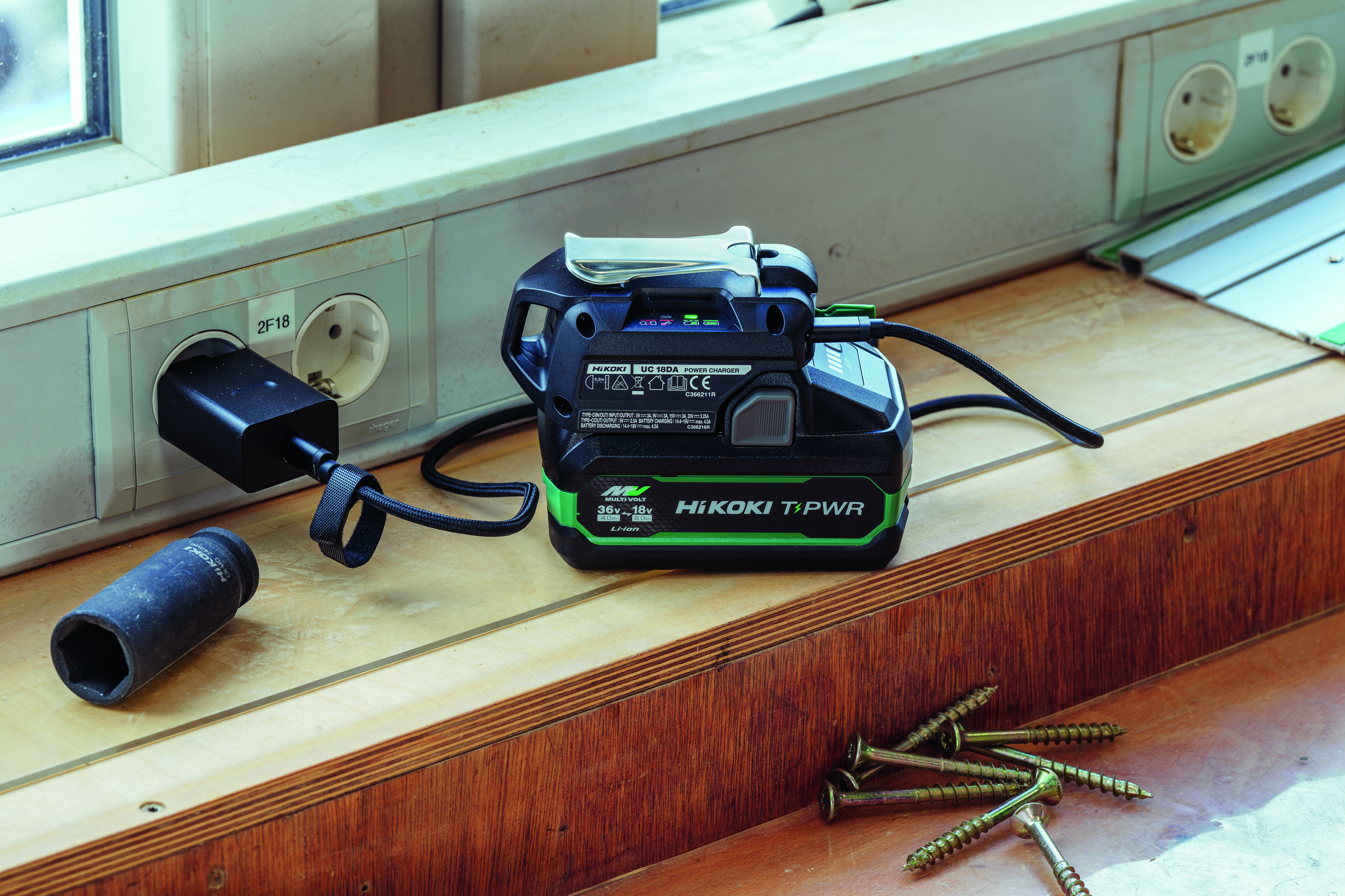 Hikoki 18V/36V Li-ion Accu USB Adapter mit Ladefunktion und Lampe Hikoki 18V/36V Li-ion Accu USB Adapter mit Ladefunktion und Lampe