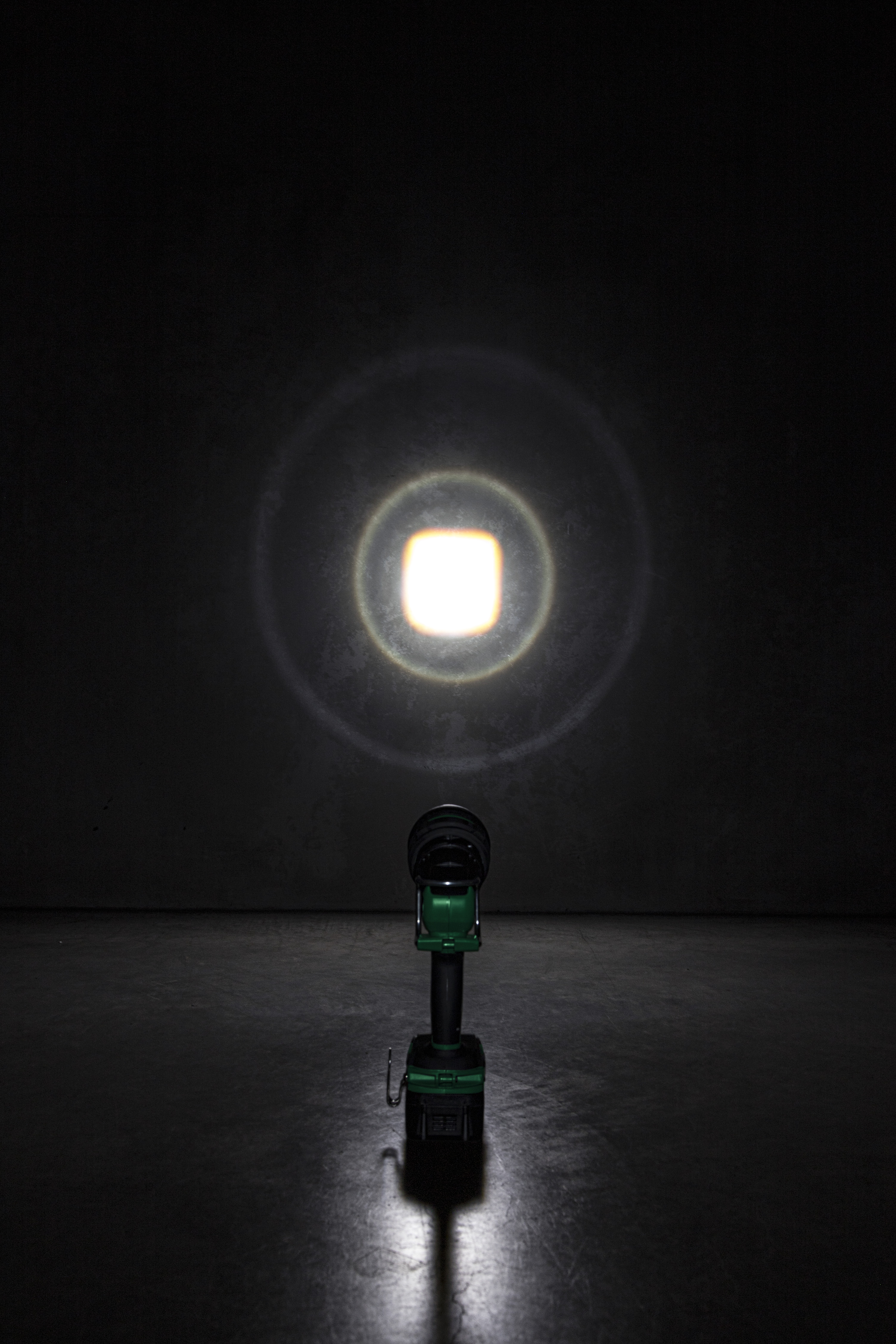 HiKOKI UB18DH(Basic) (Karton) Akku LED Strahler 670 Meter  0,8 Kg IP55 HiKOKI UB18DH(Basic) (Karton) Akku LED Strahler 670 Meter  0,8 Kg IP55