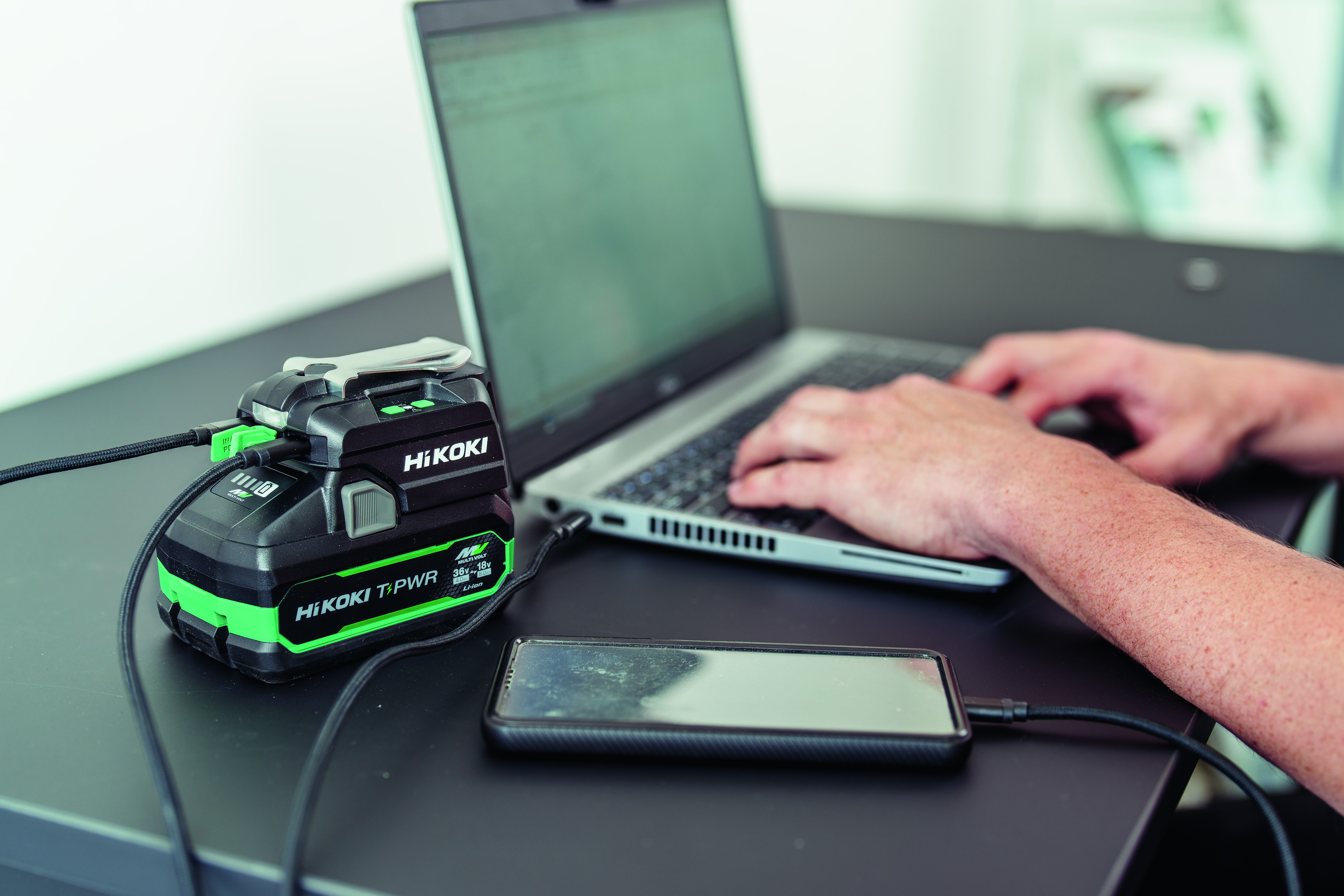 18V/36V Li-ion Accu USB Adapter mit Ladefunktion und Lampe